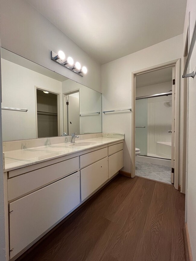 Building Photo - MOVE-IN READY! 2+2 w/lake access + 1 blk f...