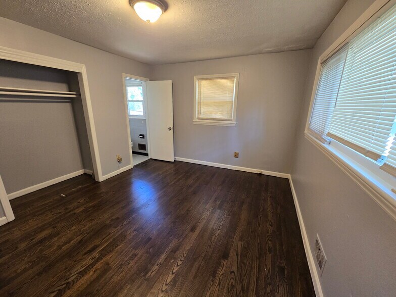 Building Photo - 2297 Glendale Dr