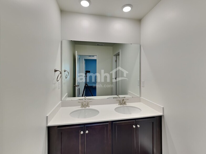 Building Photo - 628 Rivermist Dr