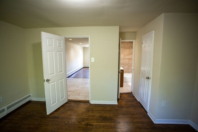 Building Photo - NEWLY RENOVATED 1 BEDROOM APARTMENT - 6430 1/2 TULIP ST