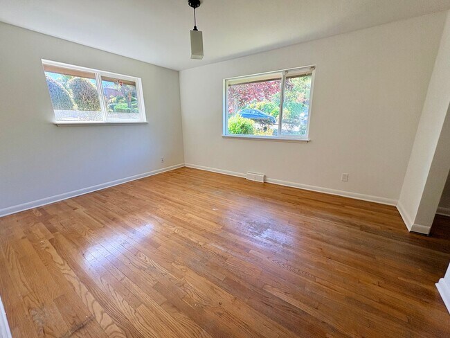 Building Photo - 5 Bed/1.5 Bath Beacon Hill Home with Gorgeous Views!
