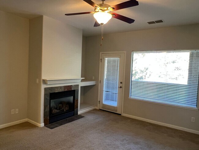 Building Photo - Beautiful 2-bedroom, 2 bath Condo in Gated...