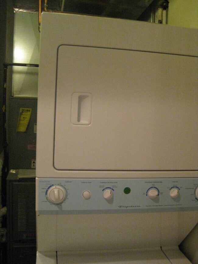 Building Photo - 3638 W Diversey Ave