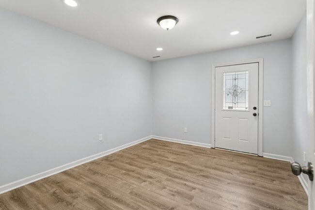 Building Photo - Updated Large Home with Private In-Law Suite Near Gloucester Main Street