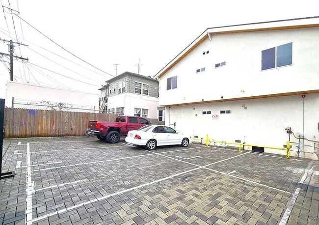 Building Photo - 4BED/3BATH IN BOYLE HEIGHTS!