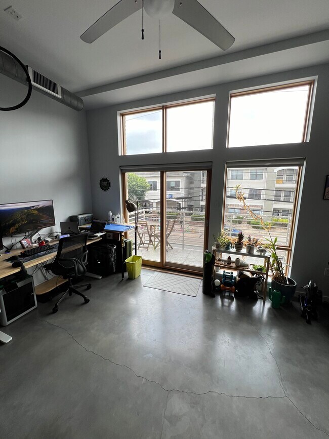 Building Photo - 2124 E 6th St