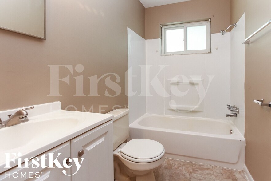 Building Photo - 2414 E Dudley Ave