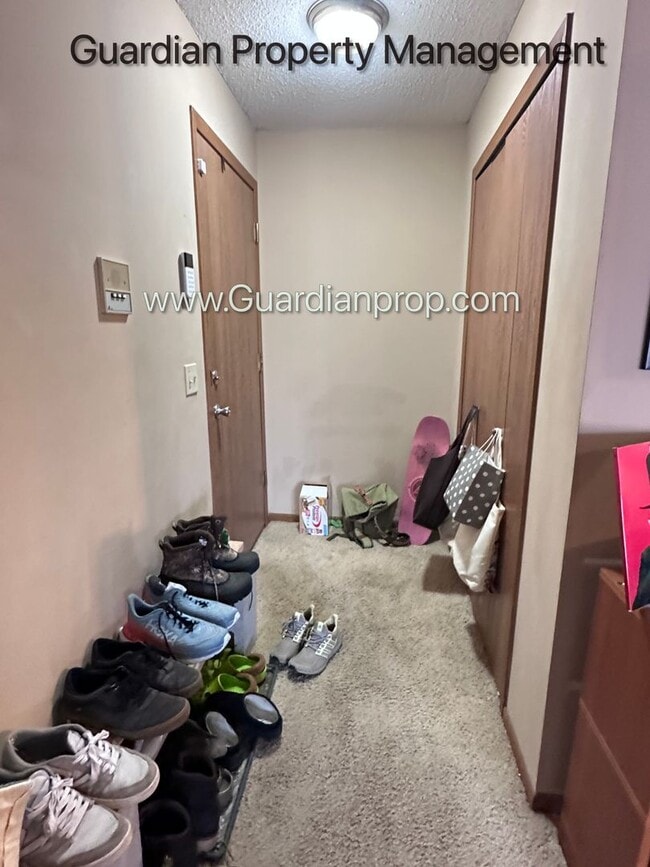 Building Photo - Plymouth Town Home, 1 Car Garage, Dishwasher, In Unit Laundry, Patio