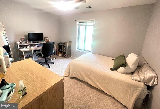 Building Photo - 9437 Hickory View Pl
