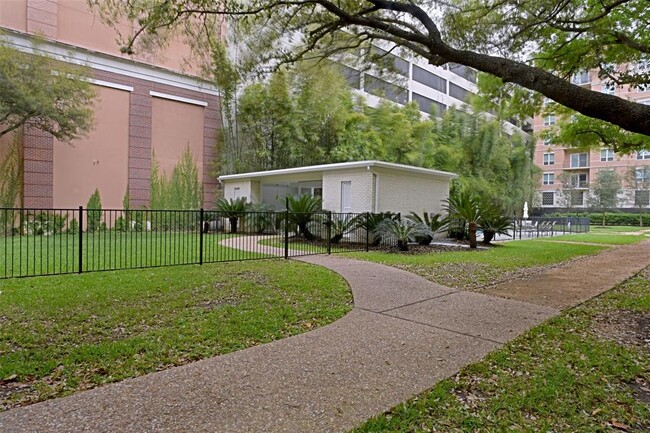Building Photo - 2701 Westheimer Rd