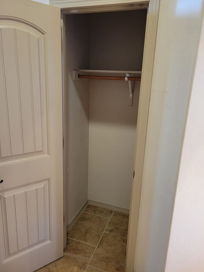 Building Photo - 3 Bedroom, 2 Bathroom Home!