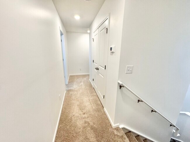 Building Photo - On quiet, dead end Street 3 bedroom 2 1/2 bath townhome