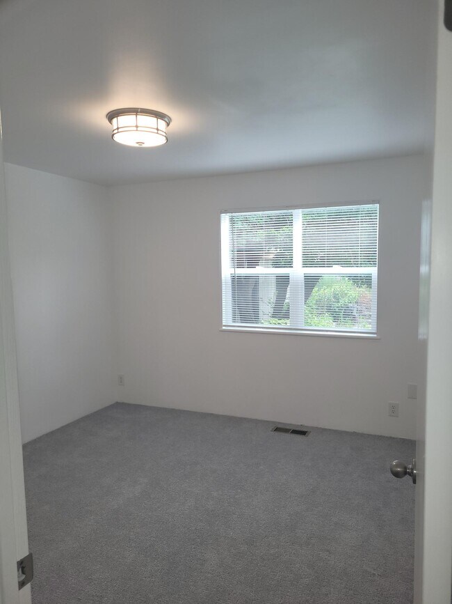 Building Photo - 5512 Woodlawn Ave N