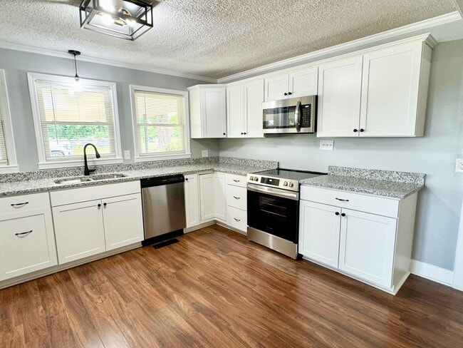 Building Photo - Move in ready! Fully Renovated with attent...