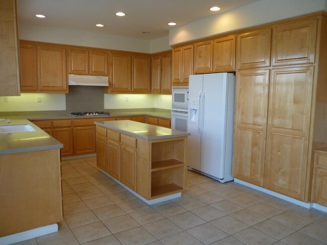 Building Photo - 1065 Rockport Ave