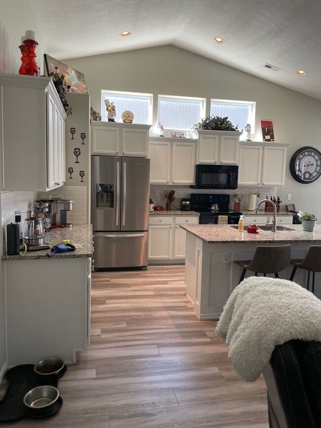 Building Photo - Pet Friendly Home in Desirable Neighborhood!