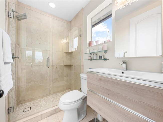 Building Photo - 3030 NE 45th St