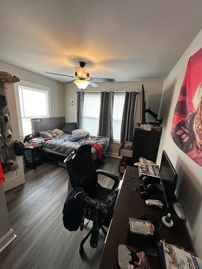 Building Photo - 4 BR/ 4BA Home Located on MLK