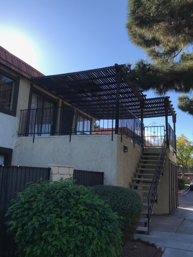 Building Photo - BEAUTIFUL 2 BEDS 1 1/2  BATHROOM APARTMENT PLUS 1 CAR GARAGE MLOVE IN SPECIAL