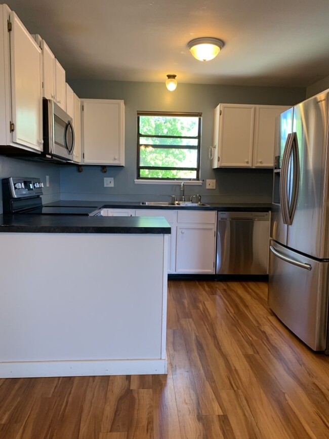 Building Photo - STUDENTS WELCOME! Lovely 2 Bed 1.5 Bath To...