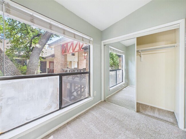 Building Photo - 806 W 24th St