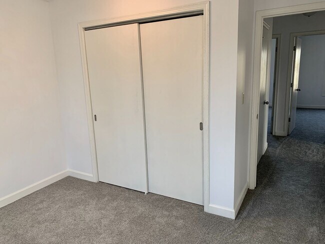 Building Photo - 3 Bedroom 2 bath TownHome