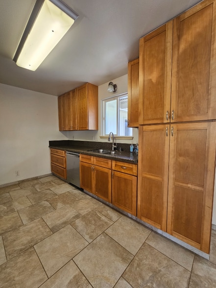 Building Photo - 15-1331-1331 24th Ave