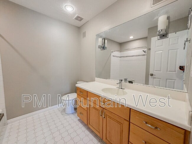 Building Photo - 499 N 200 W