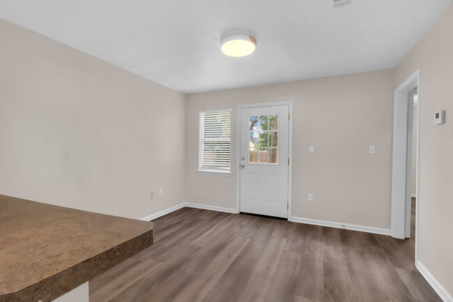 Building Photo - 905 6th Ave