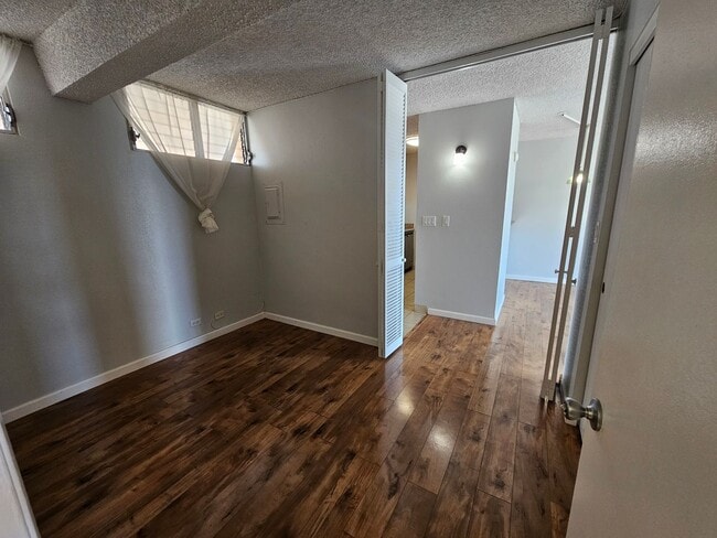 Building Photo - Bright 2-Bedroom Condo with Lanai