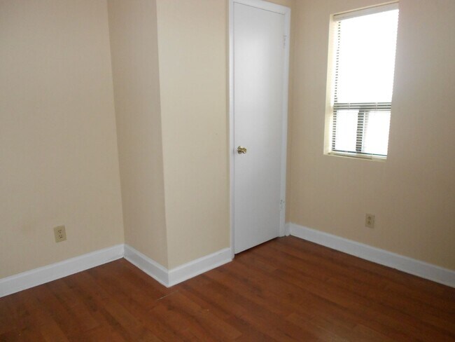 Building Photo - Cozy 2 Bedroom Apartment - Walk to UGA Cam...