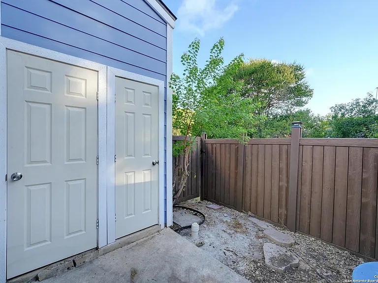 Building Photo - 1815 Gary's Park St