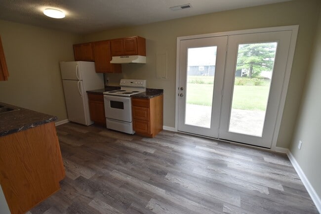 Building Photo - 3 Bedroom, 1 Bath Ranch in Greenfield