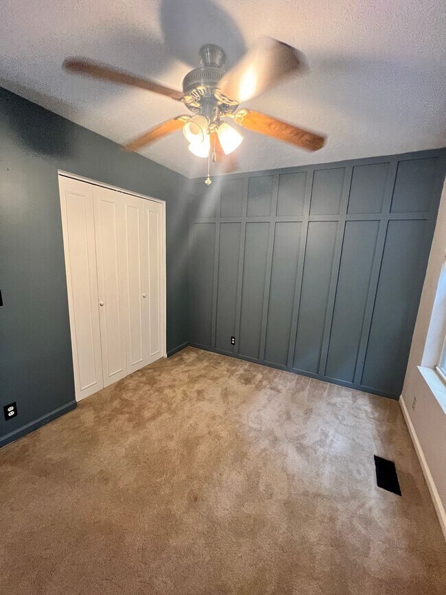Building Photo - Comfort & Convenience Await in This 3 Bed, 2 Bath Farmingham Woods Home