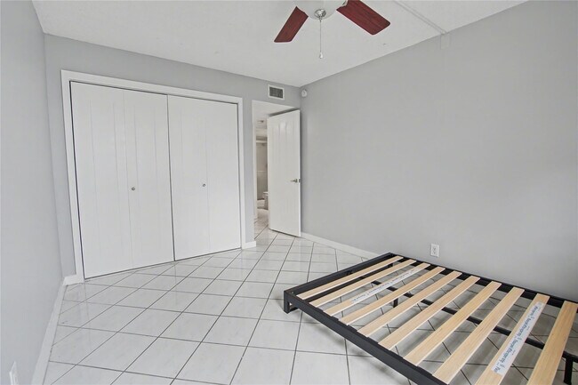 Building Photo - 1009 N Ocean Blvd