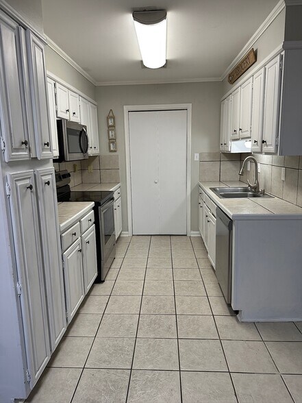 Kitchen - 412 Cane Dr