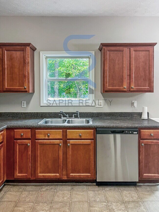 Building Photo - Charming 3-Bed, 3-Bath Retreat in Stone Mo...
