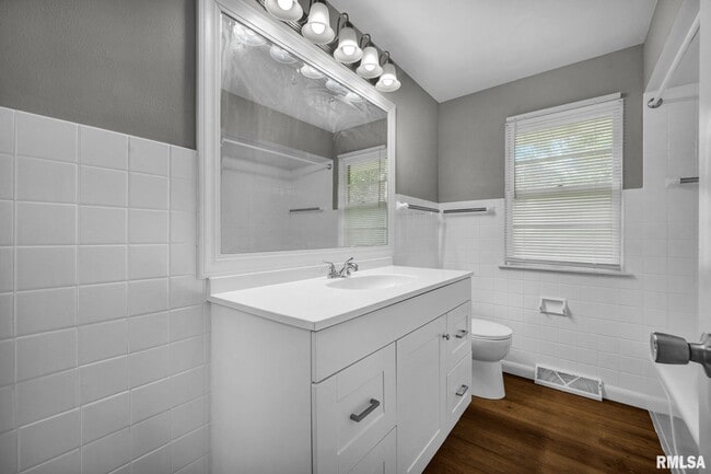 Building Photo - 1407 W Sunnyview Dr