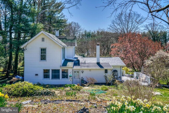 Building Photo - Impeccably Traditional Residence