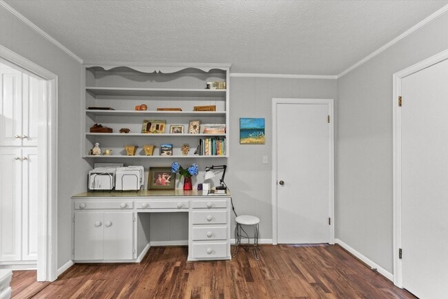Building Photo - Country setting with City Convenience!