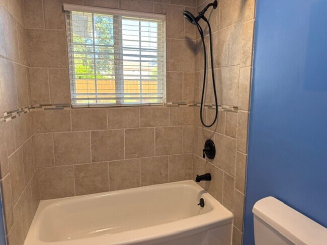 Building Photo - Beautiful 3 bedroom, 2 bath single level home in the Woodlands-Walnut Creek