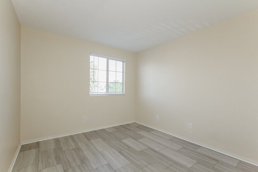 Building Photo - 1111 W Wagoner Rd