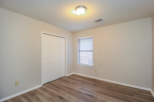 Building Photo - 16 N Greengate Dr