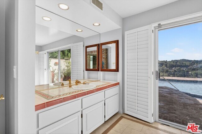 Building Photo - 3713 Dellvale Pl