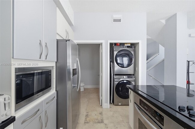 Building Photo - 832 N Victoria Park Rd