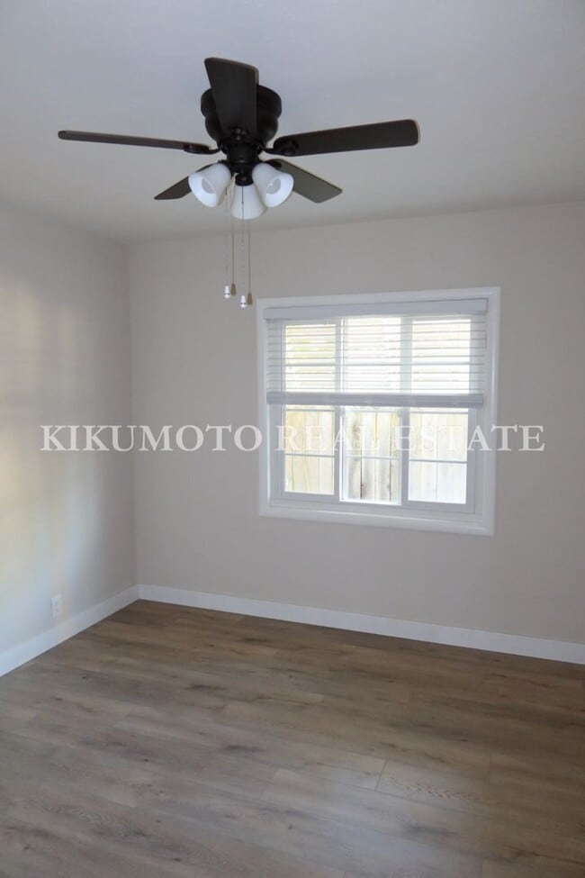 Building Photo - 2 bedrooms, 1 bath, Large 2 car garage & carport