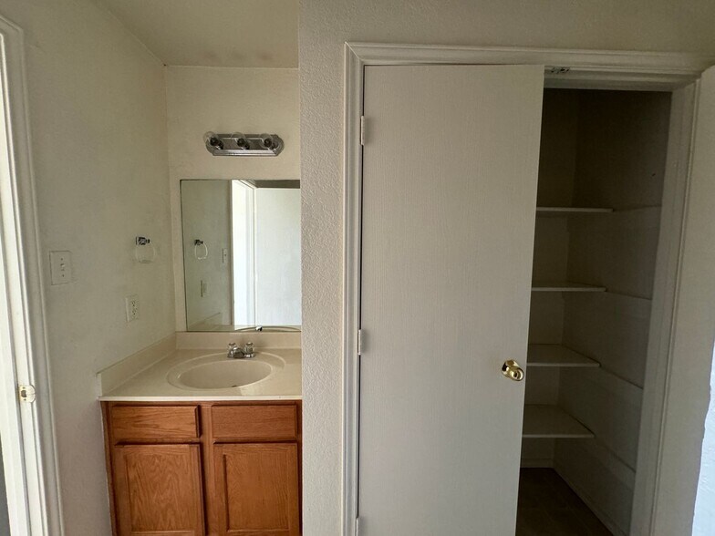 Building Photo - 403 Creek St