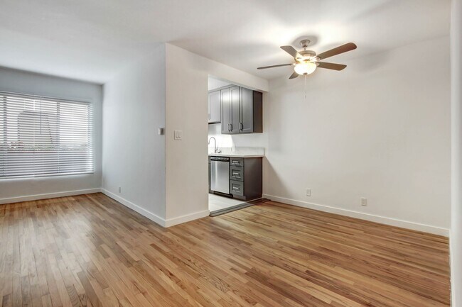 Building Photo - 917 5th St in Santa Monica.  Steps to Mont...