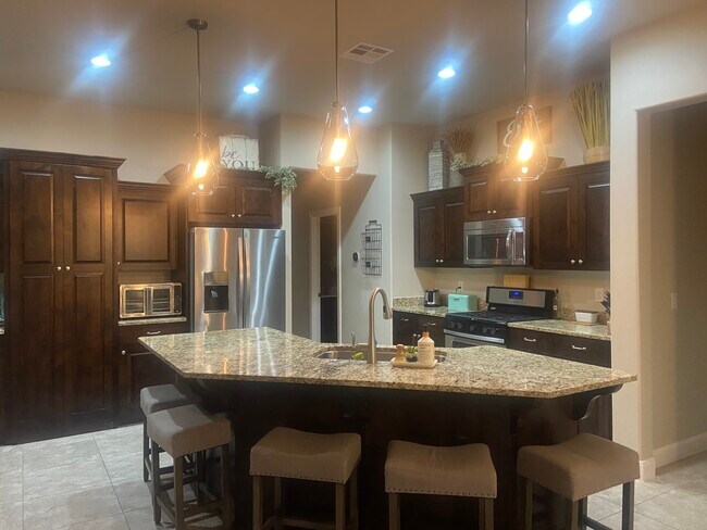 Building Photo - 463 E Ruby Pl