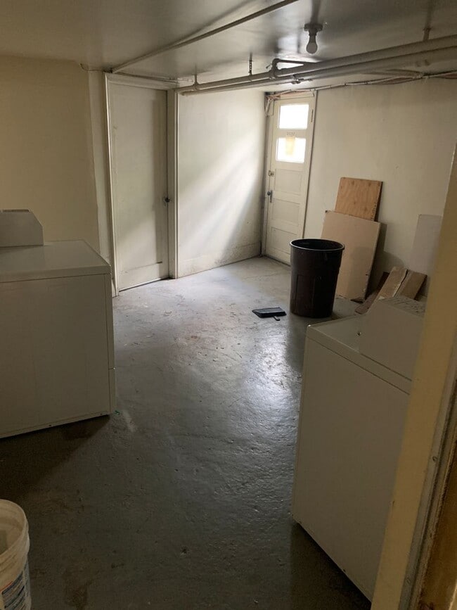 Building Photo - 1 Bedroom/1 Bathroom Apartment